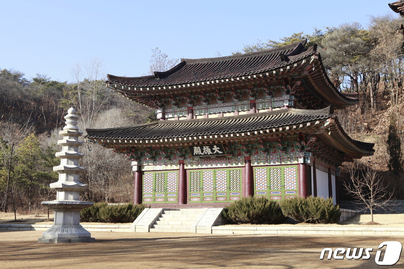 본문 이미지 - 평양 대성산 국사봉 기슭에 있는 광법사 대웅전과 8각5층탑. 모두 1990년에 복원됐다. (미디어한국학 제공) 2020.11.14.ⓒ 뉴스1