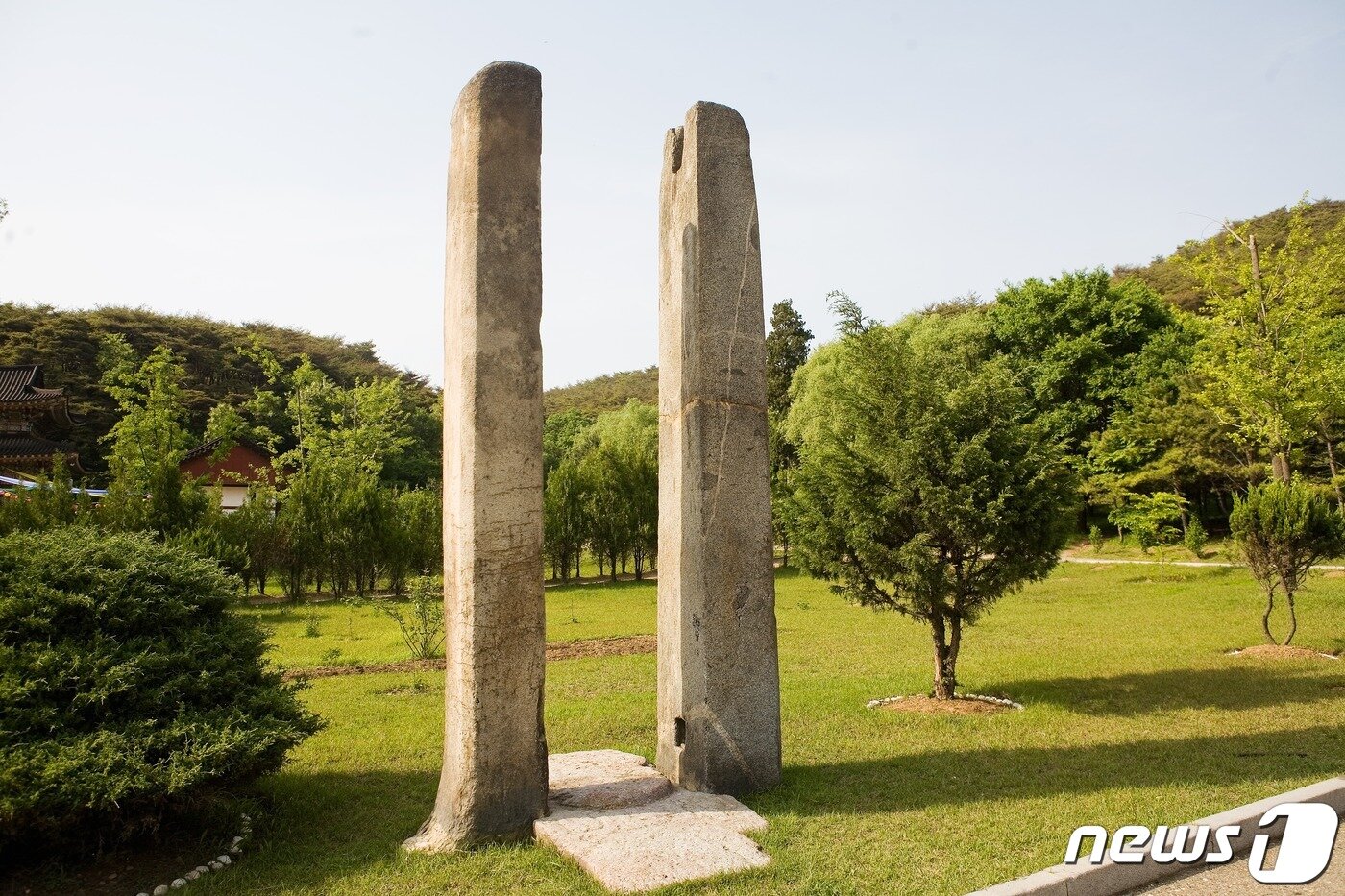 본문 이미지 - 광법사 경내로 옮겨진 고구려 때 사찰인 중흥사의 당간지주의 모습. 우리나라에서 가장 오래된 당간지주로 알려져 있다. (미디어한국학 제공) 2020.11.14.ⓒ 뉴스1