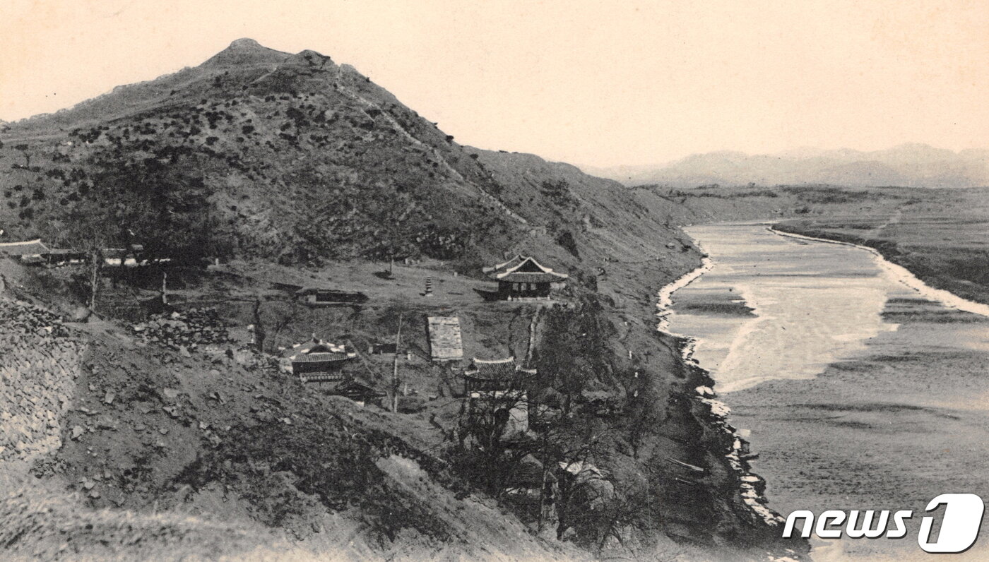 본문 이미지 - 1894년 청일전쟁으로 대웅전 등이 소실된 영명사의 모습. 이때도 부벽루와 전금문은 남아 있었다. (미디어한국학 제공) 2020.11.14.ⓒ 뉴스1