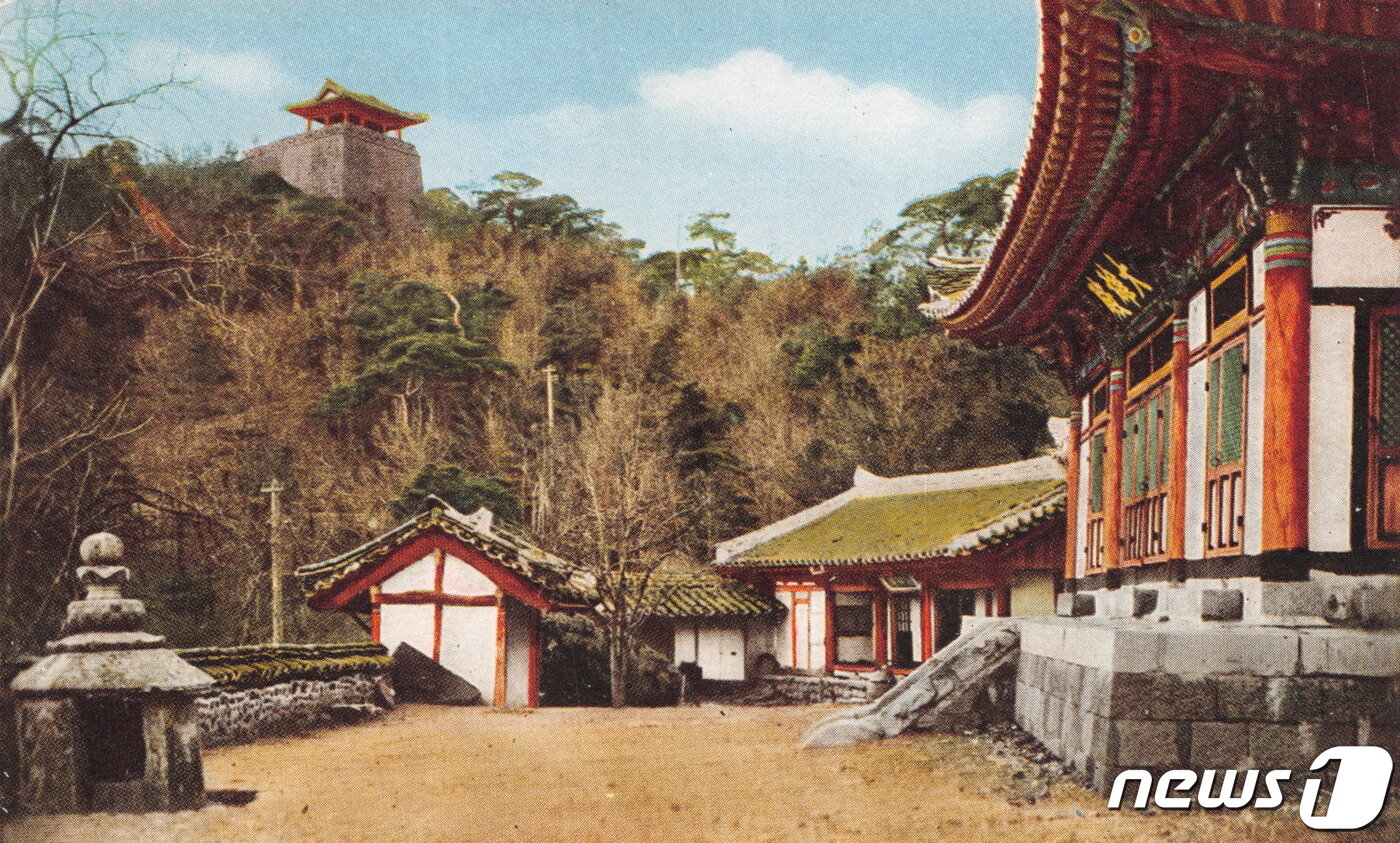 본문 이미지 - 일제강점기 영명사의 모습. 1922년 대웅전이 중건됐기 때문에 그 이후에 촬영된 사진이다. 대웅전 앞에 석조불감이 있고, 멀리 을밀대가 보인다. 6.25전쟁 때 영명사가 소실된 후 석조불감은 용화사로 옮겨졌다. (미디어한국학 제공) 2020.11.14ⓒ 뉴스1