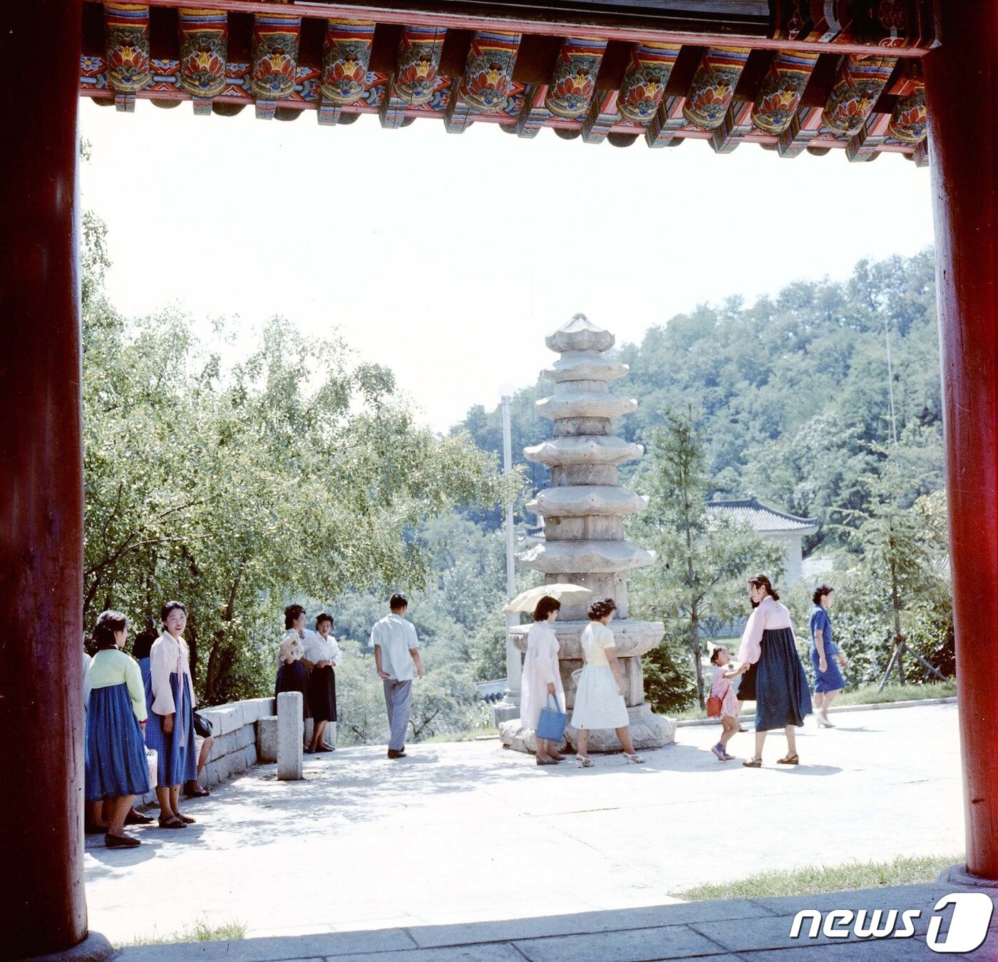 본문 이미지 - 1960년대 중반 부벽루와 영명사 5층8각석탑을 평양시민들이 둘러보고 있다. 이때까지도 영명사가 있던 곳은 공개돼 있었다. (미디어한국학 제공) 2020.11.14ⓒ 뉴스1
