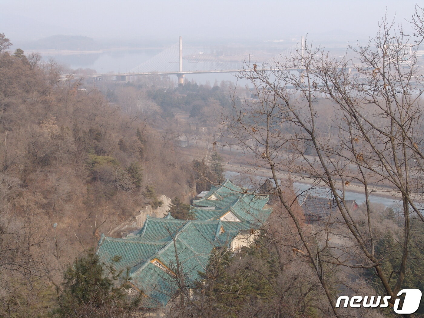 본문 이미지 - 모란봉에서 내려다 본 흥부초대소와 부벽루. 1970년대에 영명사 자리에 국빈을 위한 숙소인 흥부초대소가 들어서면서 일반인의 출입이 제한되고 있다. (미디어한국학 제공) 2020.11.14.ⓒ 뉴스1