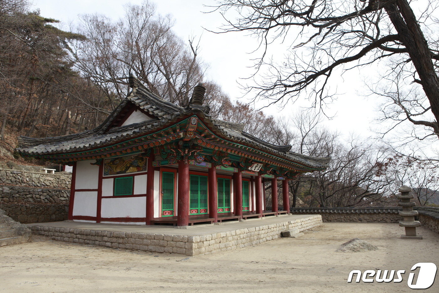 본문 이미지 - 고구려시기에 창건된 것으로 추정되는 영명사의 말사인 법운암 본전과 5층석탑. (미디어한국학 제공) 2020.11.14.ⓒ 뉴스1