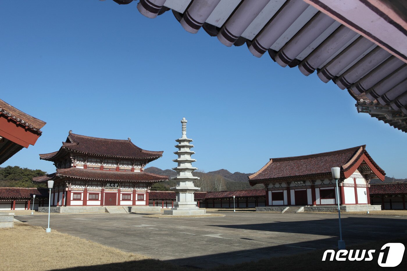 본문 이미지 - 1974년 북한이 복원한 정릉사 보광전과 용화전, 8각7층탑의 모습. (미디어한국학 제공) 2020.11.14.ⓒ 뉴스1