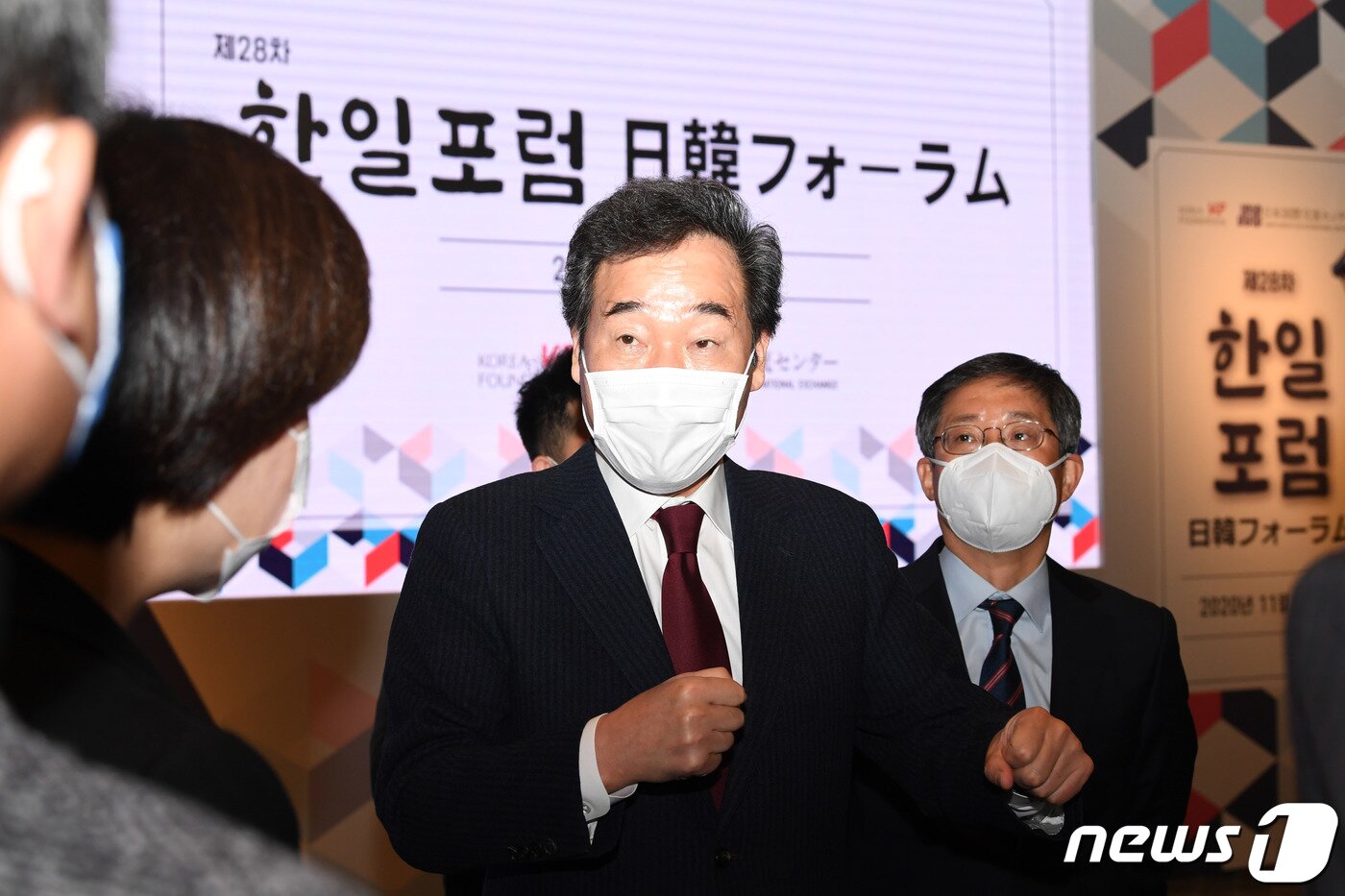 본문 이미지 - 이낙연 더불어민주당 대표가 13일 오전 서울 용산구 그랜드 하얏트 호텔에서 열린 제28차 한일포럼에 참석해 기조연설을 마친 뒤 참석자들과 이야기를 나누고 있다. 2020.11.13/뉴스1 ⓒ News1 국회사진취재단