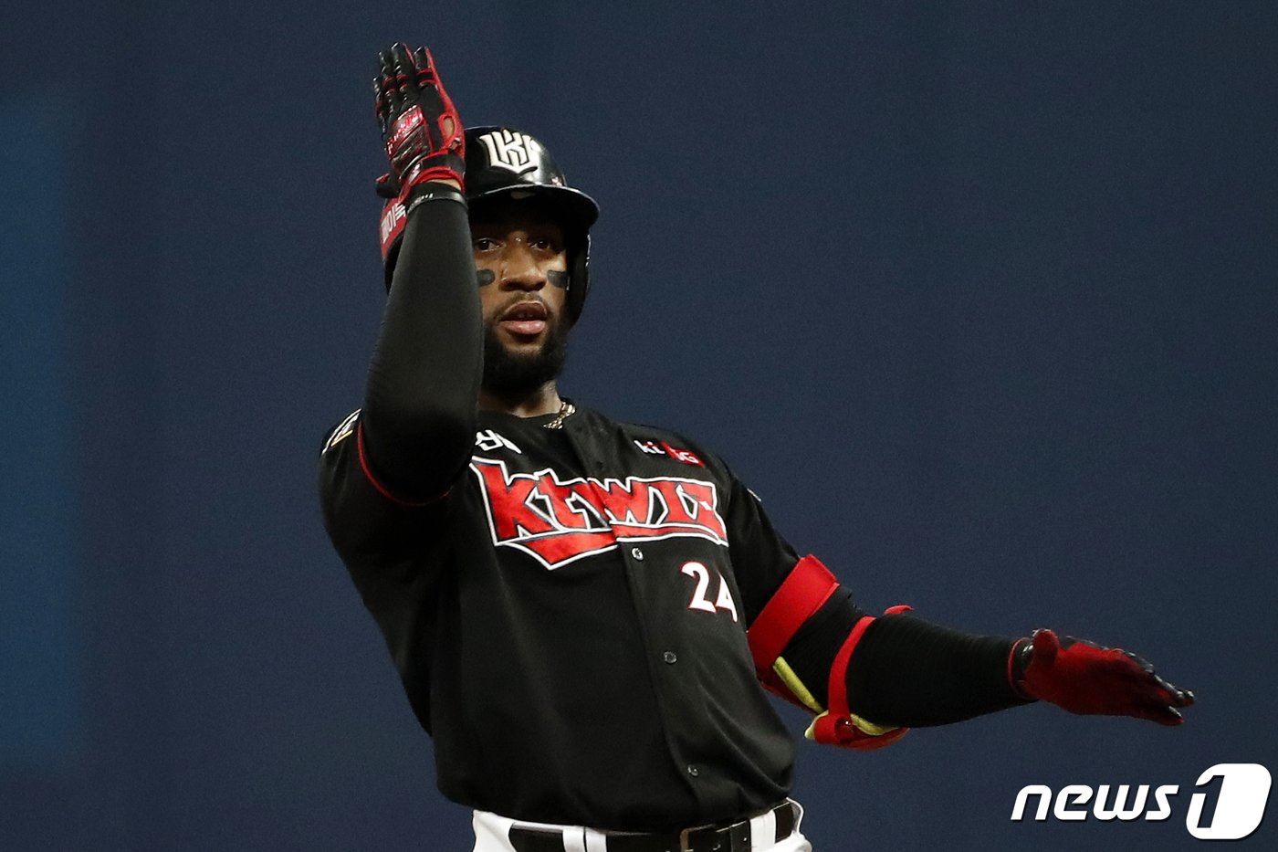 본문 이미지 - 13일 오후 서울 구로구 고척스카이돔에서 열린 프로야구 2020 신한은행 SOL KBO 포스트시즌 플레이오프 4차전 kt위즈와 두산베어스의 경기에서 1회초 kt 공격 무사 주자 1,2루 상황 2루타를 친 로하스가 기뻐하고 있다. 2020.11.13/뉴스1 ⓒ News1 이승배 기자