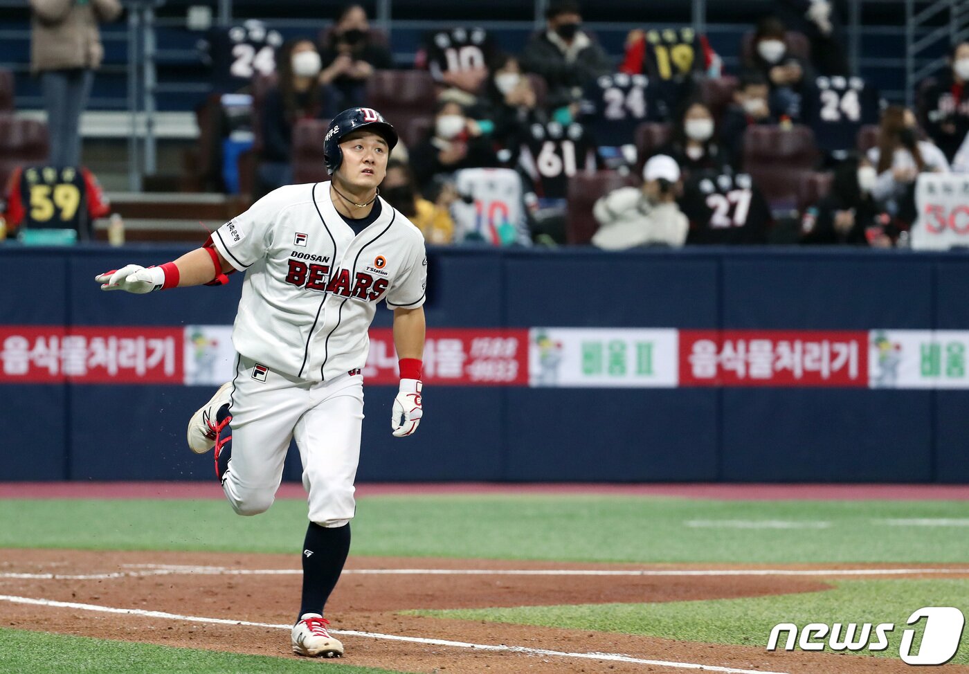본문 이미지 - 13일 오후 서울 구로구 고척스카이돔에서 열린 '2020 신한은행 SOL KBO 포스트시즌‘ 플레이오프 4차전 두산베어스와 kt위즈의 경기, 4회말 2사 2루 상황 두산 최주환이 투런홈런을 쏘아올린 뒤 세리머니를 하며 그라운드를 돌고 있다. 2020.11.13/뉴스1 ⓒ News1 이동해 기자