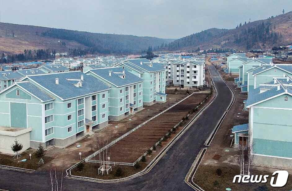 본문 이미지 - &#40;평양 노동신문=뉴스1&#41; = 북한 양강도 삼지연시에 수천 세대의 새 문화주택들이 들어서 11~13일 입사 모임이 진행됐다 [국내에서만 사용가능. 재배포 금지. DB 금지. For Use Only in the Republic of Korea. Redistribution Prohibited] rodongphoto@news1.kr