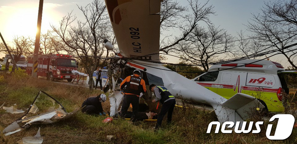 (광주=뉴스1) 허단비 기자 = 14일 오후 4시25분쯤 전남 영암군 군서면에서 경비행기가 추락해 소방당국이 부상자 구조작업을 진행하고 있다.(영암소방서 제공)2020.11.14/ …
