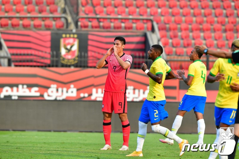 (서울=뉴스1) 송원영 기자 = 14일(현지시간) 이집트 카이로 알살람 스타디움에서 열린 한국과 브라질의 U-23 친선대회에서 한국 축구대표팀 오세훈이 페널티킥을 실축하고 아쉬워 …