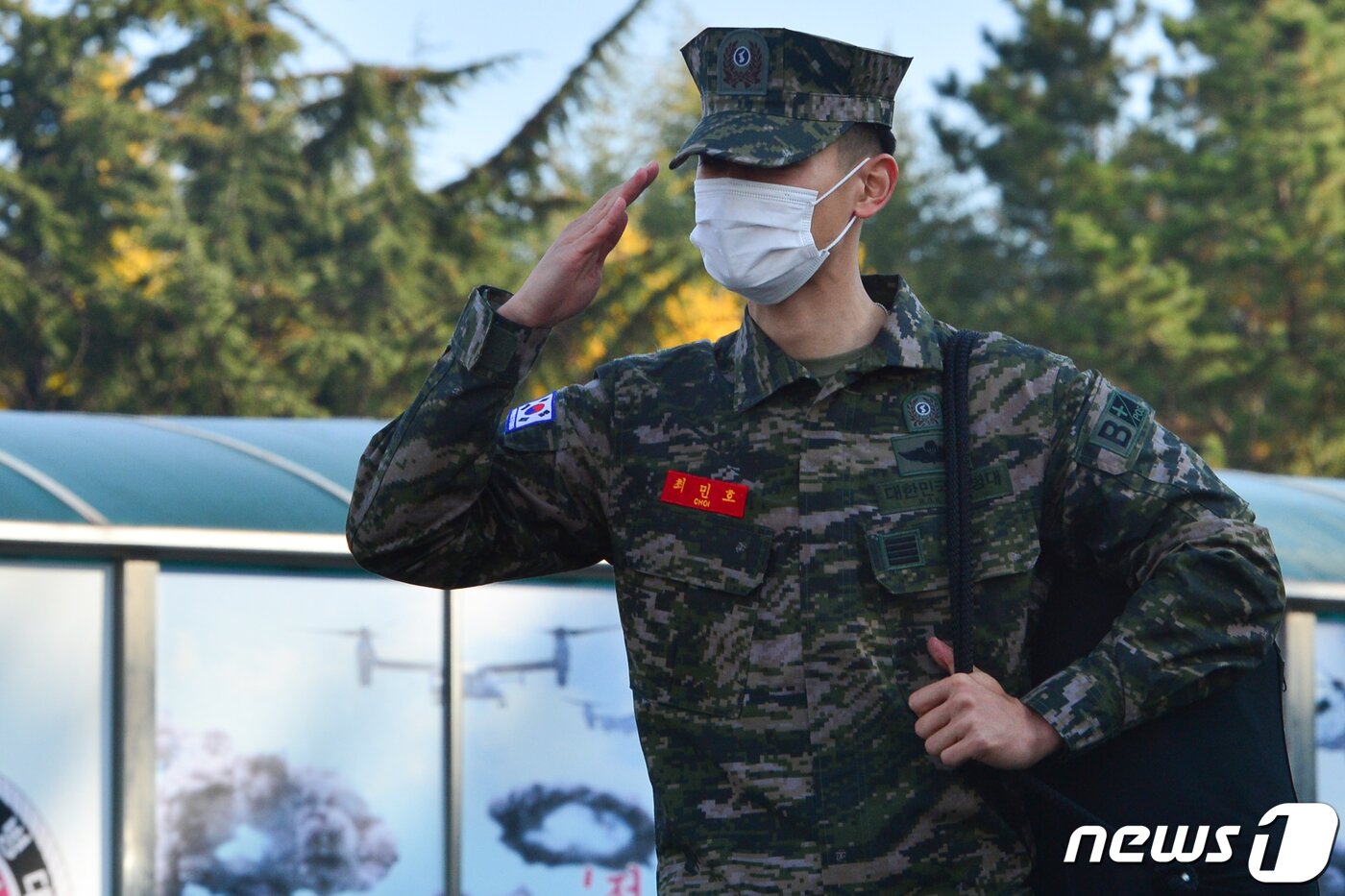 본문 이미지 - 해병대 병장으로 전역한 샤이니 민호가 15일 오전 경북 포항시 남구 해병대 서문에서 기다리고 있던 팬들을 향해 경례하고 있다. 2020.11.15/뉴스1 ⓒ News1 최창호 기자