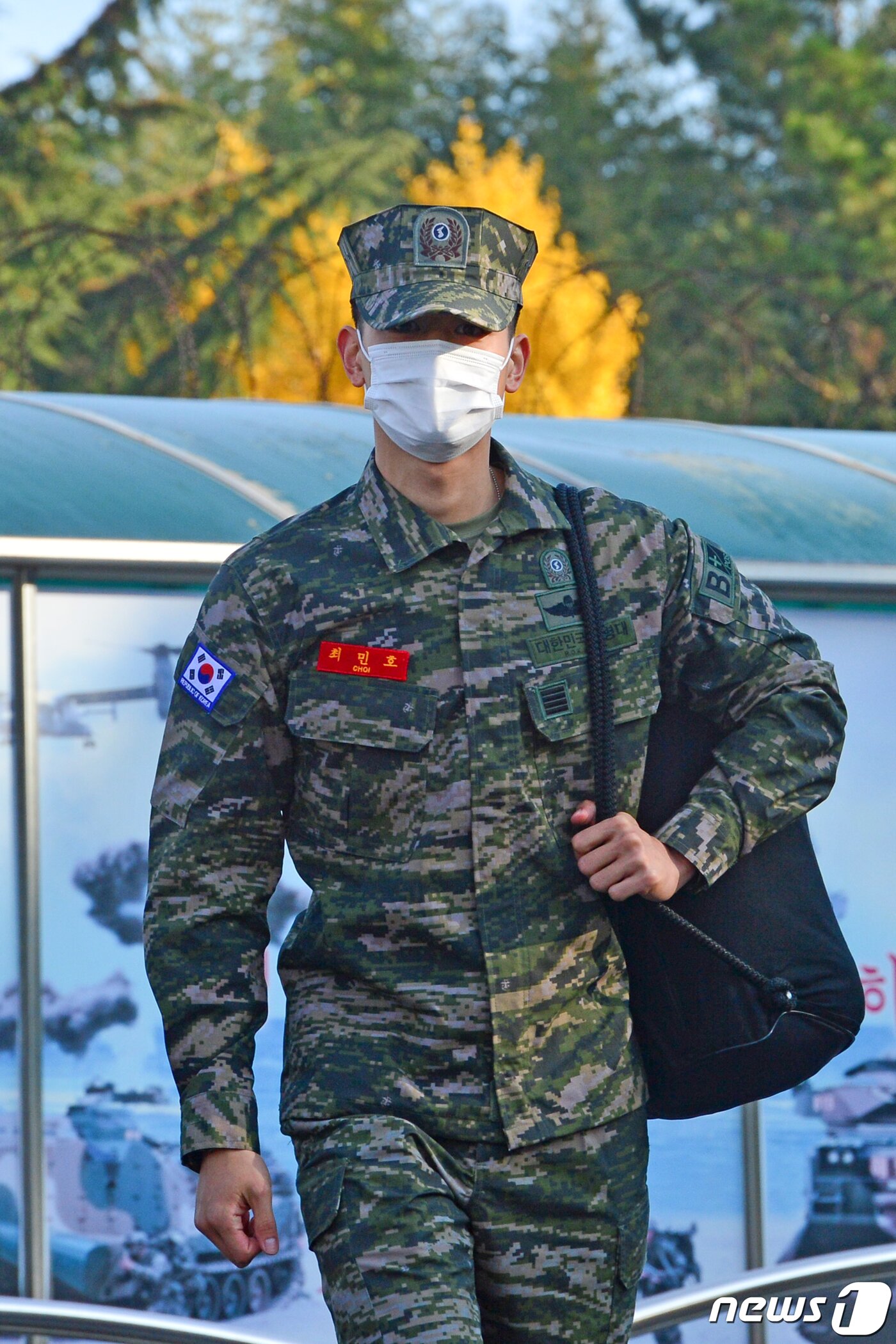본문 이미지 - 해병대 병장으로 전역한 샤이니 민호가 15일 오전 경북 포항시 남구 해병대 서문을 나서고 있다. 2020.11.15 /뉴스1 ⓒ News1 최창호 기자