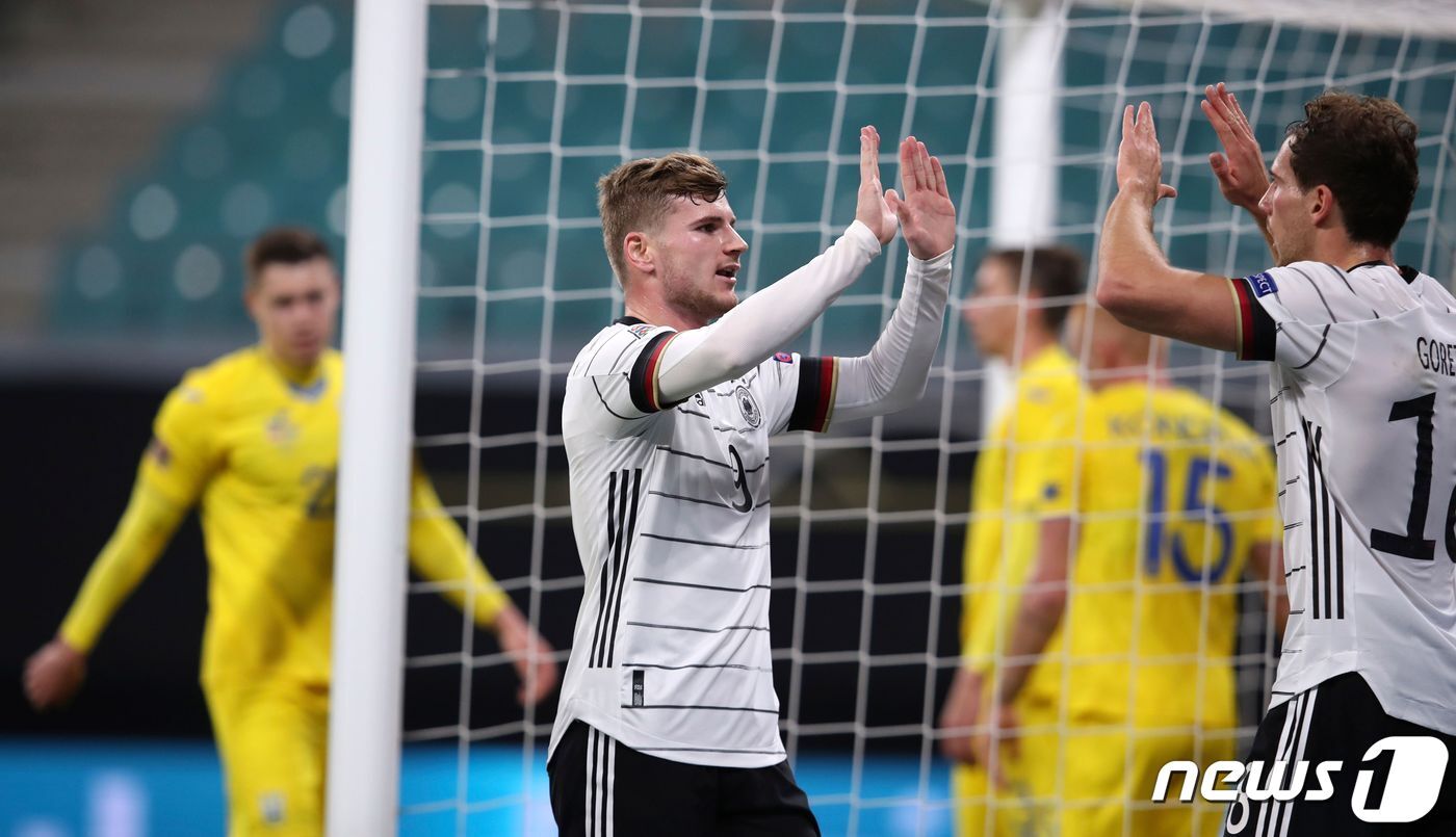 본문 이미지 - 독일의 티모 베르너가 15일 독일 라이프치히의 레드불 아레나에서 열린 우크라이나와의 2020-21 유럽축구연맹(UEFA) 네이션스리그 리그A 4조 조별리그 5차전에서 역전골을 넣은 뒤 동료의 축하를 받고 있다. ⓒ AFP=뉴스1