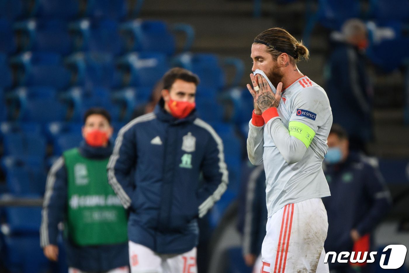 본문 이미지 - 스페인 대표팀의 수비수 세르히오 라모스가 15일(한국시간) 스위스 바젤의 세인트 야콥-파크에서 열린 스위스와의 2020-21 유럽축구연맹(UEFA) 네이션스리그 리그A 4조 조별리그 5차전에서 1-1로 비긴 뒤 아쉬워하고 있다.  ⓒ AFP=뉴스1