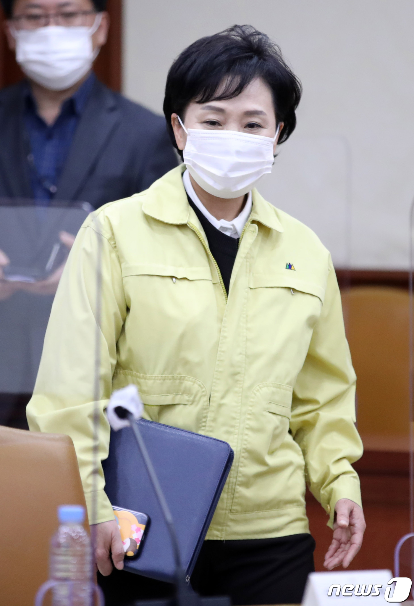 (서울=뉴스1) 민경석 기자 = 김현미 국토부 장관이 15일 오후 서울 종로구 정부서울청사에서 열린 '코로나19 대응 중대본 회의'에 참석하고 있다. 2020.11.15/뉴스1