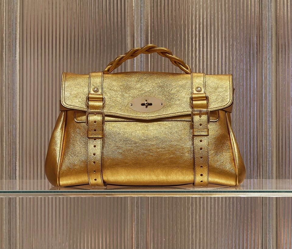 본문 이미지 - 멀버리 스타필드 하남 전용 제품 '메탈릭 버팔로 앤티크 골드 알리사백'(신세계프라퍼티 제공)ⓒ 뉴스1