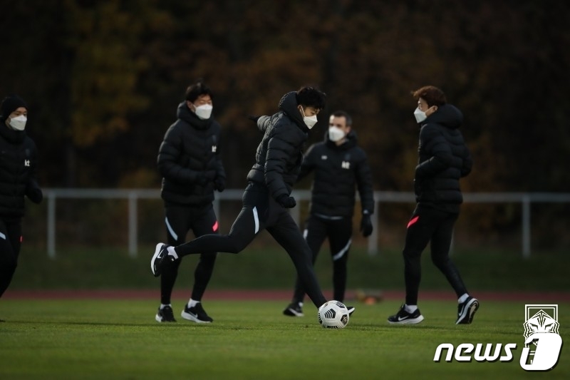 (서울=뉴스1) = 축구국가대표팀 손흥민 등 선수들이 15일(현지시간) 오스트리아 마리아엔처스도로프 BSFZ아레나 보조경기장에서 회복 훈련을 하고 있다. (대한축구협회 제공) 20 …