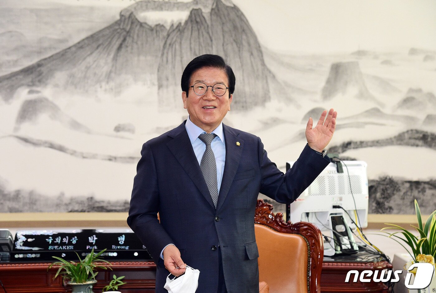 본문 이미지 - 박병석 국회의장이 16일 서울 여의도 국회의장실에서 열린 교섭단체 원내대표 정례회동에서 여야 원내대표를 기다리며 발언하고 있다. 2020.11.16/뉴스1 ⓒ News1 박세연 기자