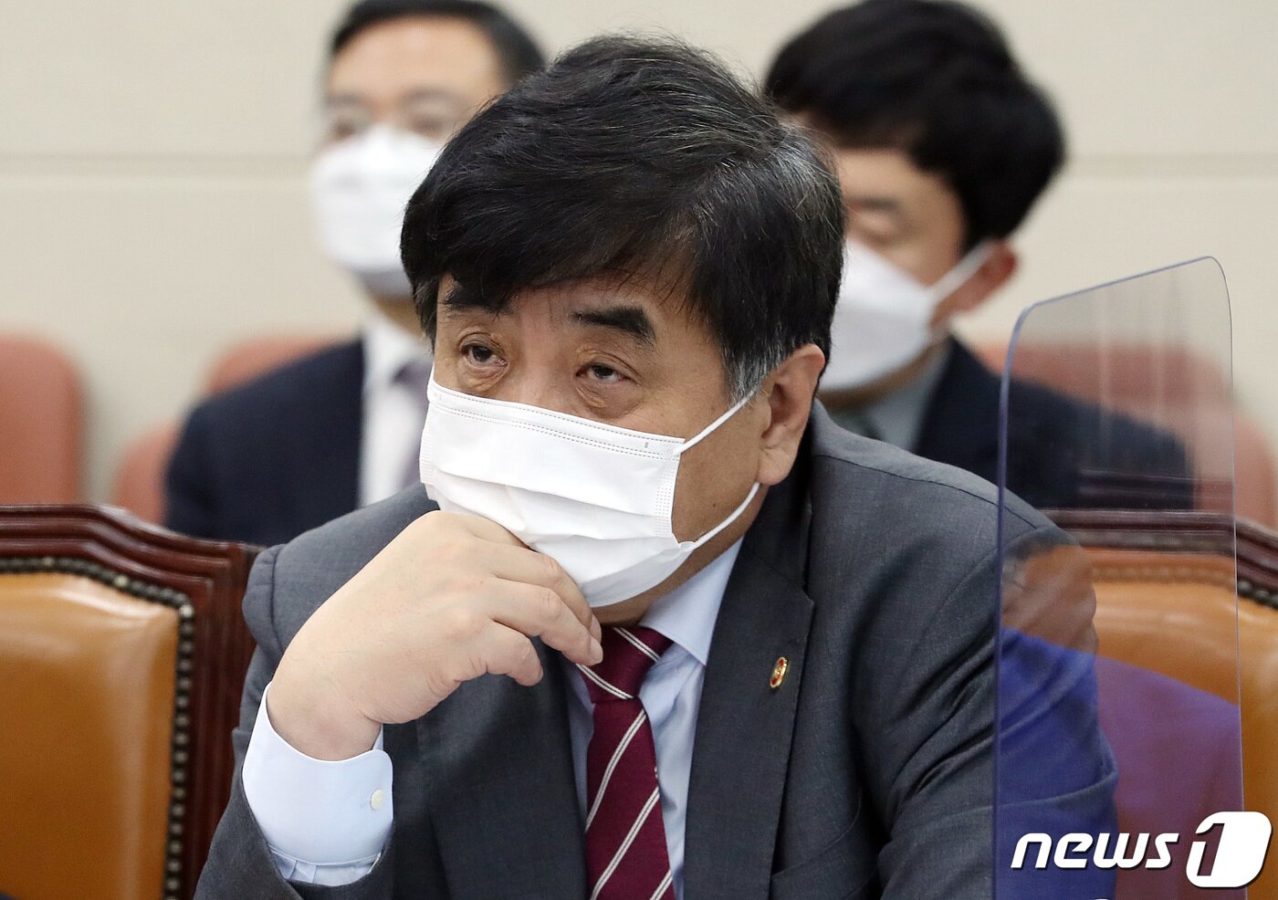 본문 이미지 - 한 위원장은 지난 6일 5기 방통위 비전을 설명하는 자리에서는 "공식적으로 방송통신위원회 차원에서든 정부 차원에서든 수신료 인상을 하겠다, 안 하겠다 이런 논의들에 대해서는 진행된 바가 없다"고 선을 그었다. 2020.11.17/뉴스1 ⓒ News1 박세연 기자