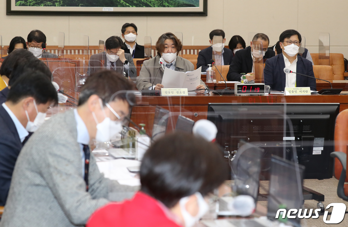 (서울=뉴스1) 성동훈 기자 = 17일 서울 여의도 국회에서 열린 환경노동위원회 “특수형태 근로 종사자 보호방안 마련을 위한 입법 공청회”에서 진술인으로 나온 권오성 교수(성신여대 …