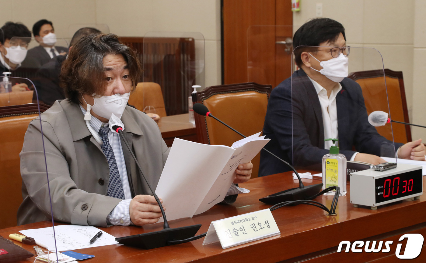 (서울=뉴스1) 박세연 기자 = 권오성 성신여대 법대 교수(왼쪽)가 17일 오전 국회 환경노동위원회 전체회의에서 열린 특수형태근로종사자 보호방안 마련을 위한 입법 공청회에 진술인으 …