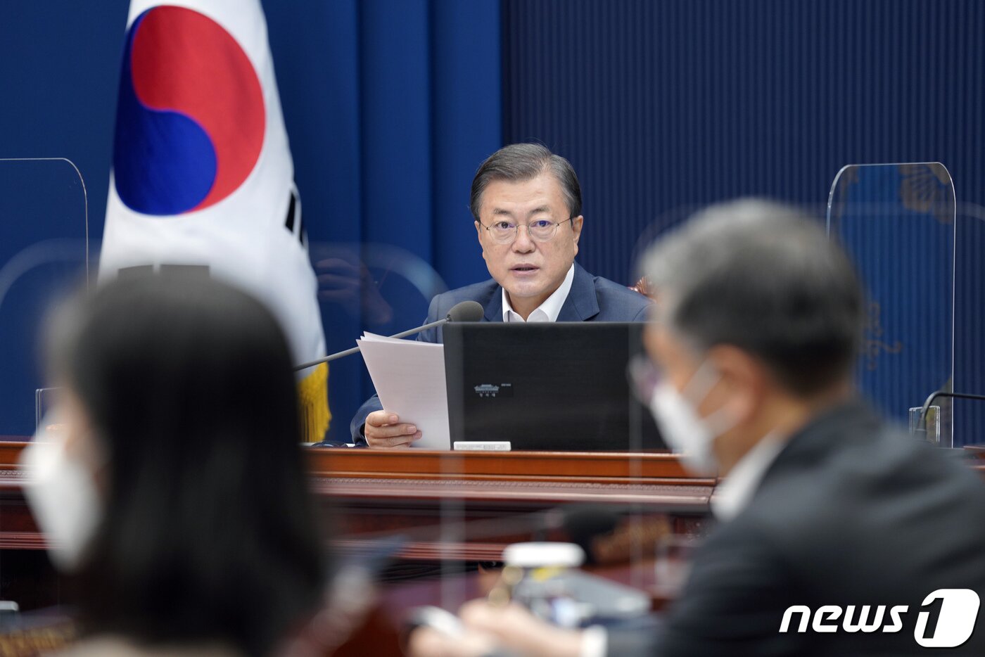 본문 이미지 - 문재인 대통령이 17일 청와대 여민관에서 열린 제57회 국무회의(영상)를 주재하고 있다. 2020.11.17/뉴스1 ⓒ News1 유승관 기자