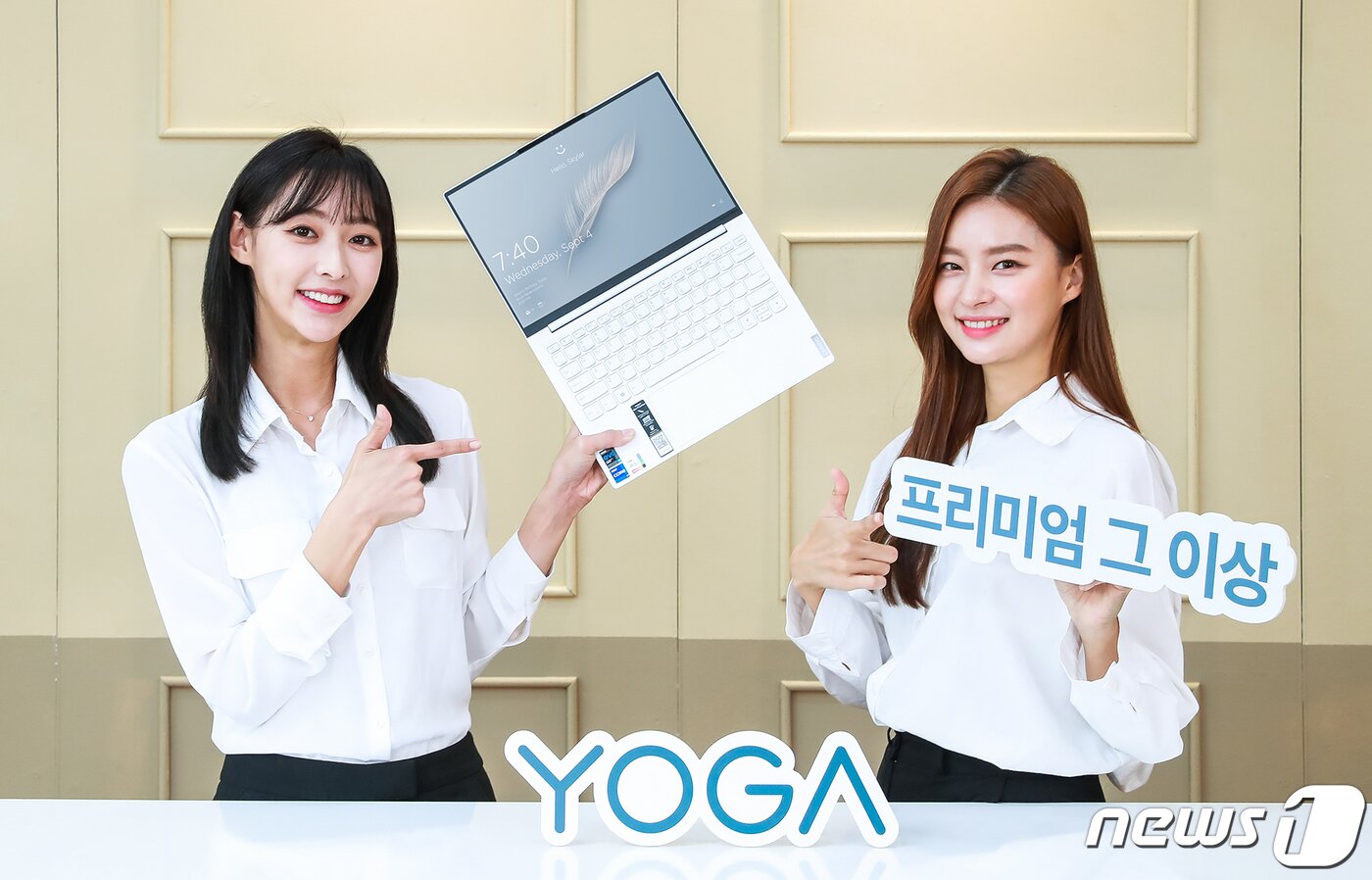 본문 이미지 - 17일 열린 요가 프리미엄 라인업 출시 온라인 기자간담회에서 '요가 슬림 7i 카본'을 소개하고 있다. (한국레노버 제공) 2020.11.17/ 뉴스1 ⓒ News1 전민기 기자
