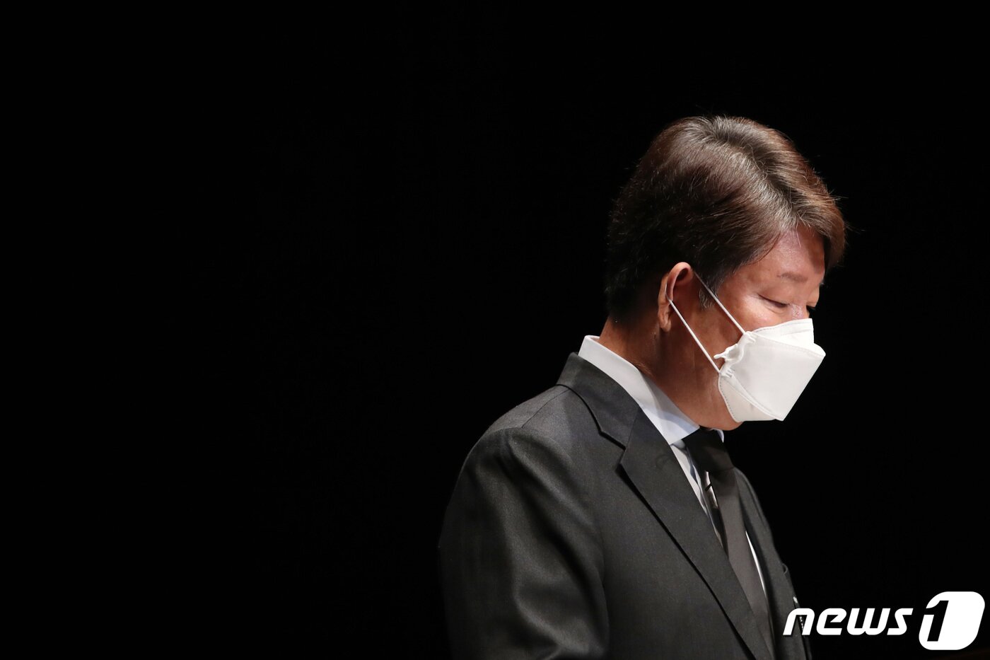 본문 이미지 - 권영진 대구시장이 17일 오전 대구문화예술회관에서 열린 '제81회 순국선열의 날 기념식'에서 굳은 표정으로 기념사를 전하고 있다. 권 시장은 이날 오후로 예정된 국무총리실 산하 김해신공항검증위원회의 김해공항 확장안(김해신공항 건설)에 대한 타당성 검증 결과 발표와 관련해 자신의 페이스북에 "정부가 입만 열면 아무런 문제가 없다던 김해신공항이 갑자기 문제가 생기고 가덕도로 옮기겠다는 천인공노할 일이 벌어지고 있다＂고 비난했다. 2020.11.17/뉴스1 ⓒ News1 공정식 기자