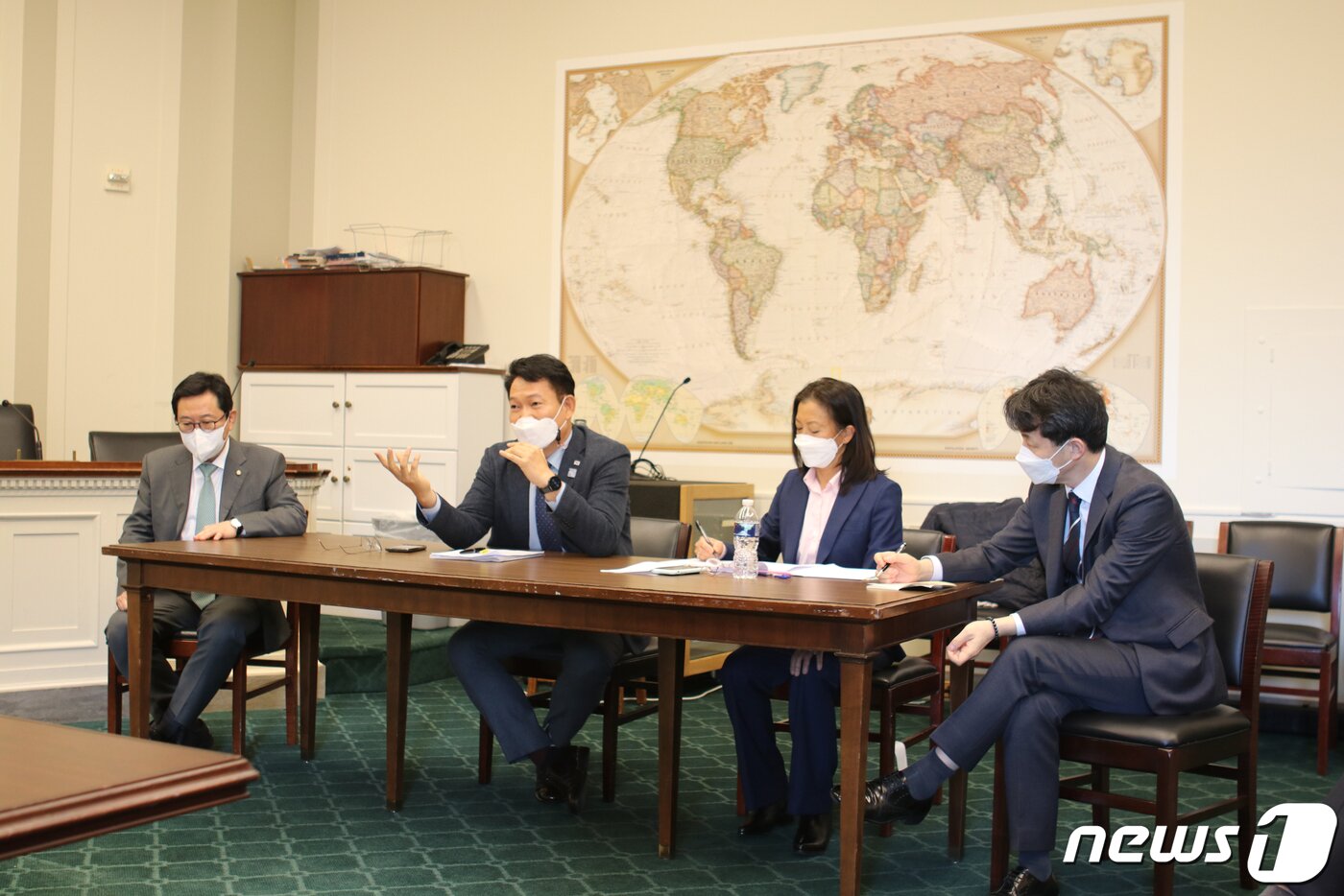 본문 이미지 - 송영길 더불어민주당 한반도 태스크포스 위원장이 16일(현지시간) 미국 워싱턴 연방하원 레이번 빌딩에서 브래드 셔먼 하원의원과 면담을 하고 있다. (더불어민주당 제공) 2020.11.17/뉴스1 ⓒ News1 성동훈 기자