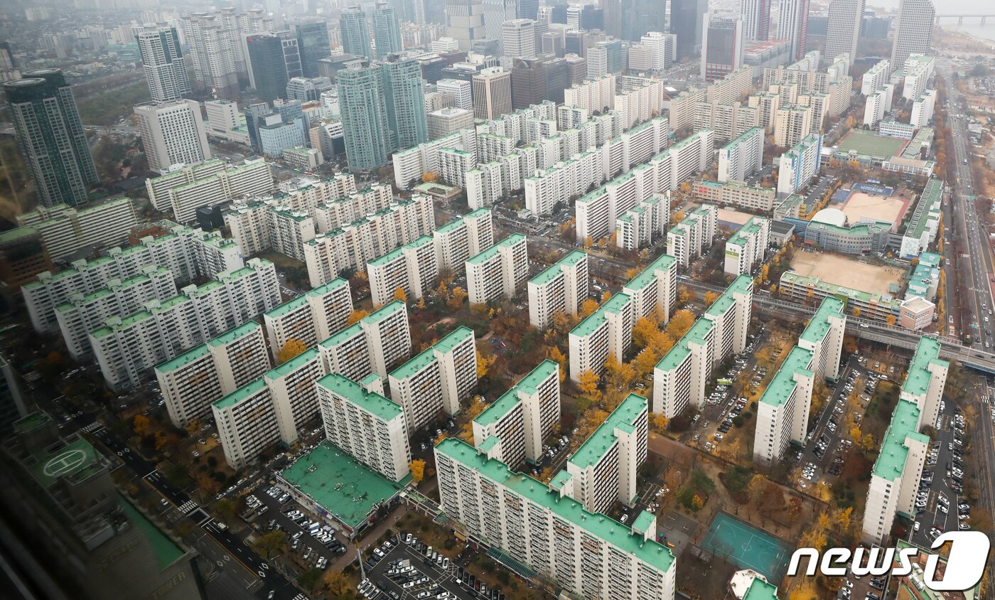 본문 이미지 - 서울 여의도 63아트에서 바라본 도심 아파트단지. ⓒ News1 허경 기자