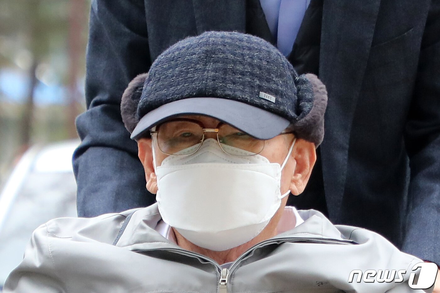 본문 이미지 - 감염병예방법 위반 등 혐의로 기소된 이만희 신천지예수교 증거장막성전(신천지) 총회장이 18일 오후 경기도 수원시 영통구 수원지방법원에서 열리는 재판에 출석하고 있다. 2020.11.18/뉴스1 ⓒ News1 조태형 기자