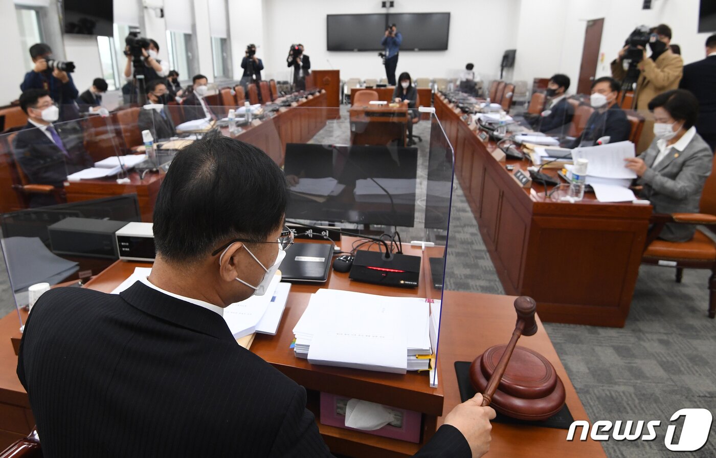 본문 이미지 - 조재연 공수처장후보추천위원장이 18일 오후 서울 여의도 국회에서 열린 공수처장후보자추천위원회 3차 회의에서 의사봉을 두드리며 개의를 선언하고 있다. 2020.11.18/뉴스1 ⓒ News1 박세연 기자