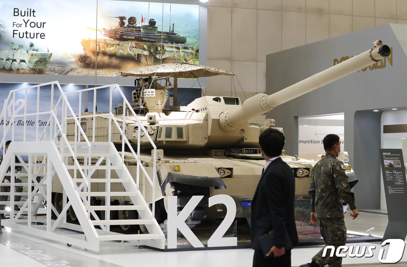 18일 경기도 고양시 일산 킨텍스에서 열린 2020 대한민국 방위산업전&#40;Defense & Security Expo Korea 2020&#41;에서 관람객들이 전시를 둘러보고 있다. 대한민국 방위산업전은 국내 최대 규모의 지상무기 전시회로, 2014년부터 격년제로 개최하며 올해 4회째다. 2020.11.18/뉴스1 ⓒ News1 박지혜 기자