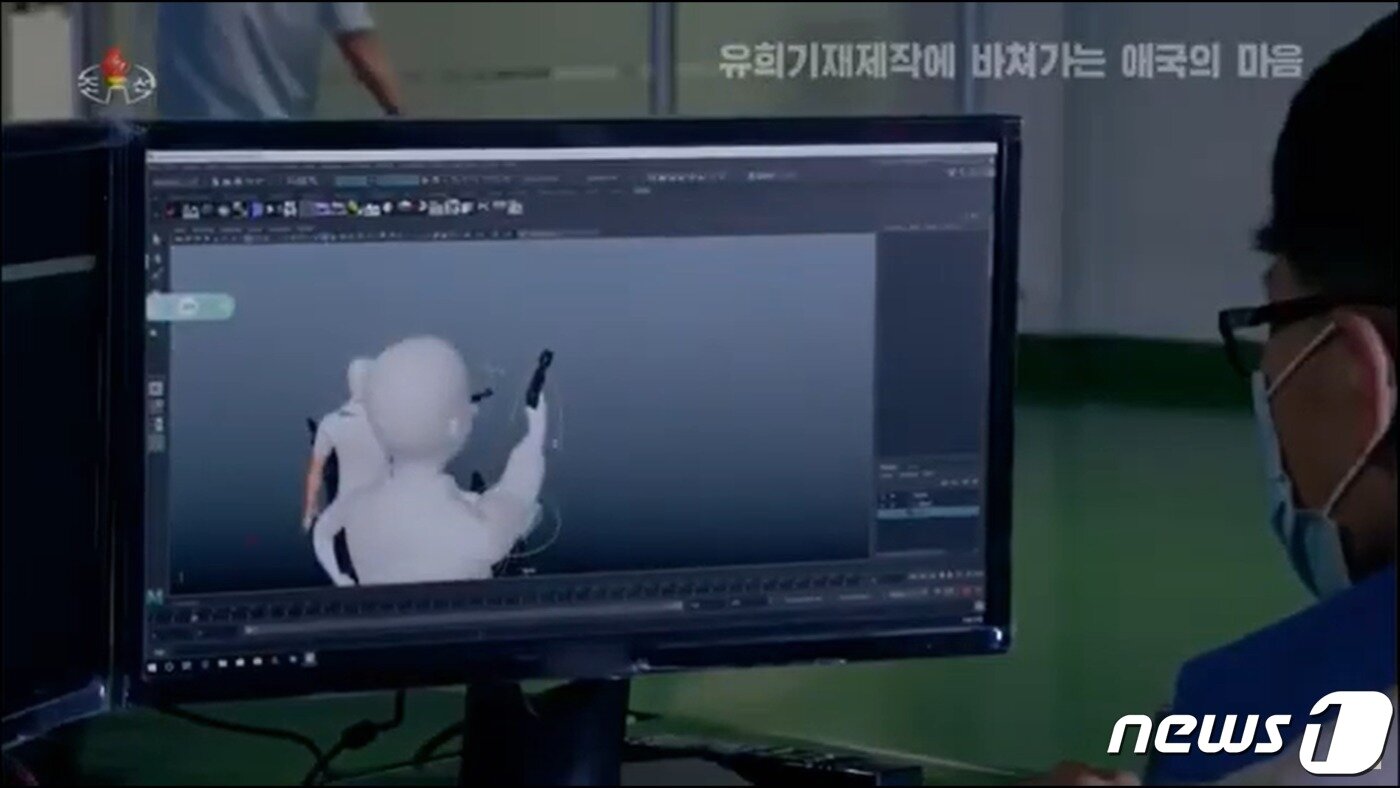 본문 이미지 - 북한 목련광명기술사에서 가상현실 게임을 직접 제작하는 모습. ('조선중앙TV' 갈무리) ⓒ 뉴스1