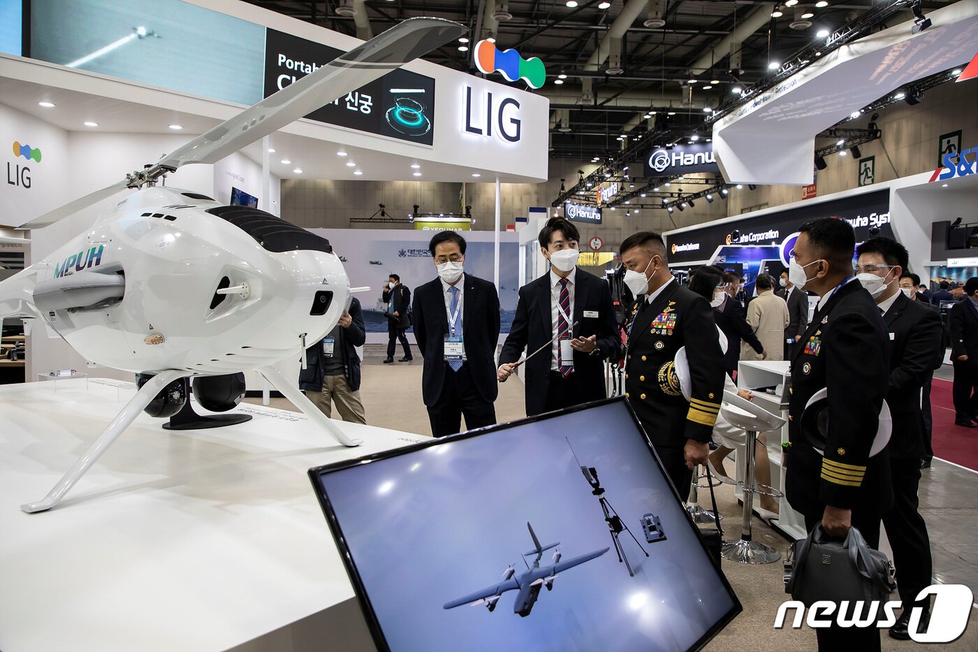 본문 이미지 - 18일 경기도 고양시 킨텍스에서 열린 ‘대한민국방위산업전(Defense & Security Expo Korea 2020)’에 참가한 해외 군 관계자들이 LIG넥스원 홍보전시관에서 다목적 무인헬기에 대한 설명을 듣고 있다. (LIG넥스원 제공) 2020.11.18/뉴스1