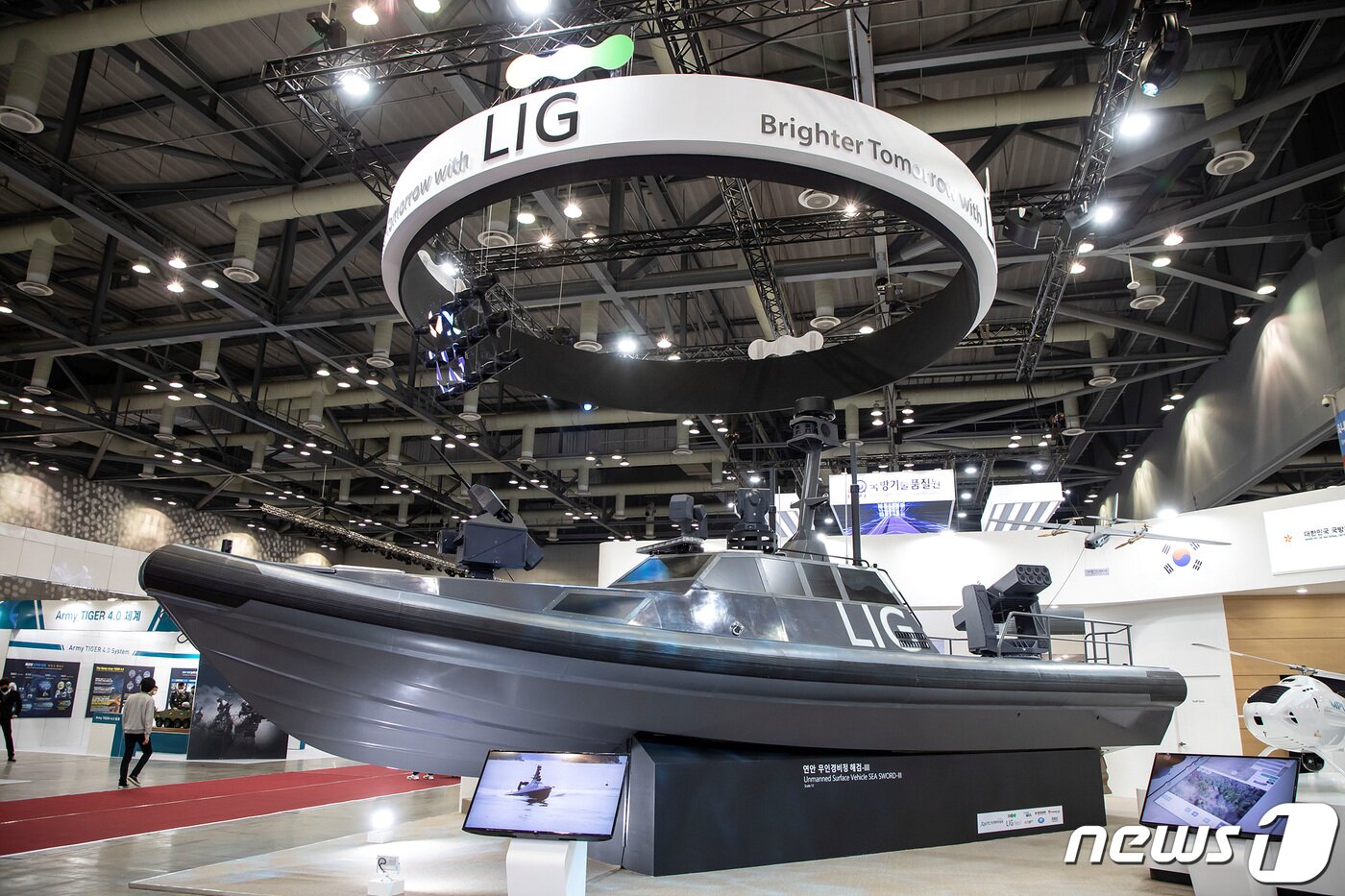 본문 이미지 - 18일 경기도 고양시 킨텍스에서 열린 ‘대한민국방위산업전(Defense & Security Expo Korea 2020)’ LIG넥스원 홍보부스에 무인수상정(해검-3호)이 전시돼 있다. (LIG넥스원 제공) 2020.11.18/뉴스1