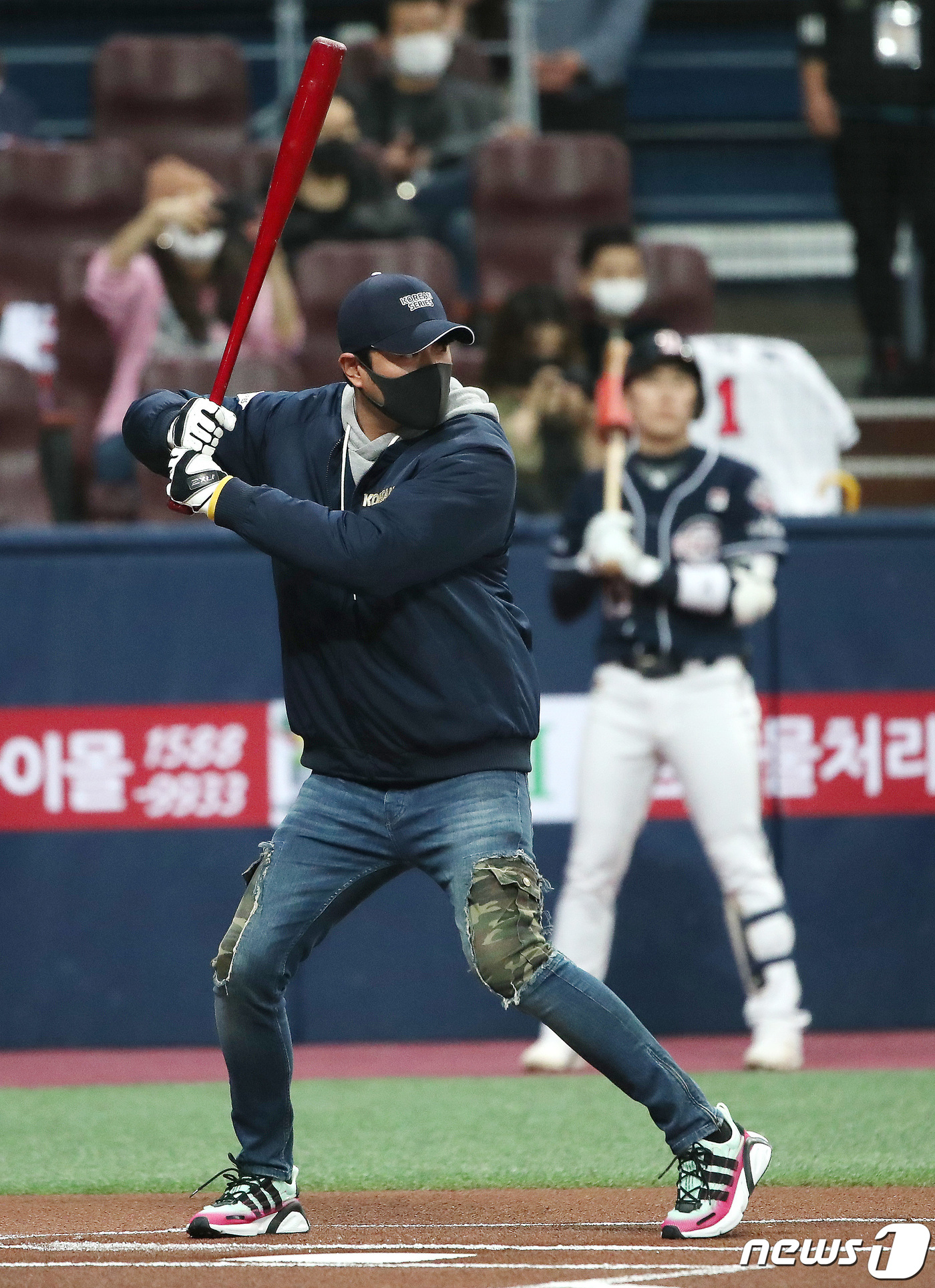 시타 나서는 조한선 '4번 타자 임동규' - 뉴스1