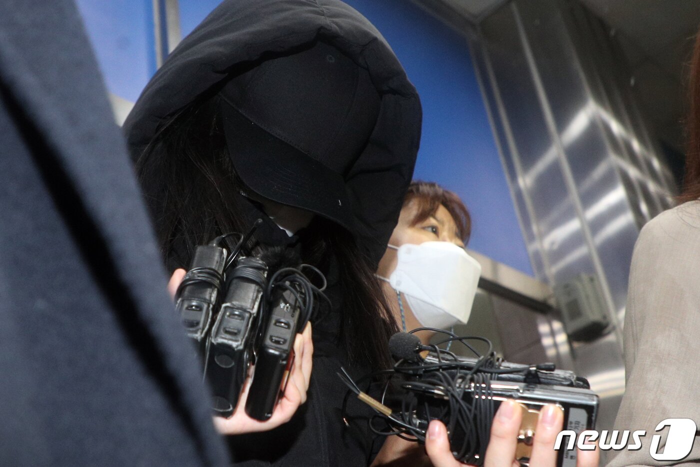 본문 이미지 - 생후 16개월 입양아를 학대해 사망하게 만든 혐의를 받는 엄마 A씨가 19일 오전 서울 양천경찰서에서 검찰 송치를 위해 호송되고 있다.  2020.11.19/뉴스1 ⓒ News1 황기선 기자