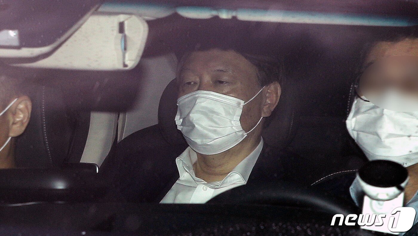 본문 이미지 - 윤석열 검찰총장이 19일 오전 서울 서초구 대검찰청으로 출근하고 있다. 법무부가 이날 오후 윤석열 검찰총장 감찰 관련 대면조사를 강행하기 위해 전날(18일) 재차 공문을 보내면서, 추미애 법무부 장관과 윤 총장의 충돌이 벼랑 끝을 향하는 양상이다. 2020.11.19/뉴스1 ⓒ News1 박지혜 기자