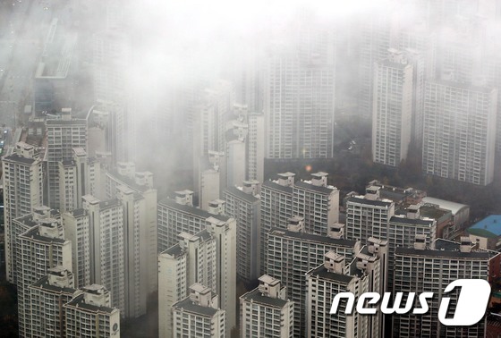 19일 서울 송파구 롯데월드타워에서 바라본 도심의 아파트단지 위로 비구름이 드리워져 있다. 2020.11.19/뉴스1 © News1 이광호 기자