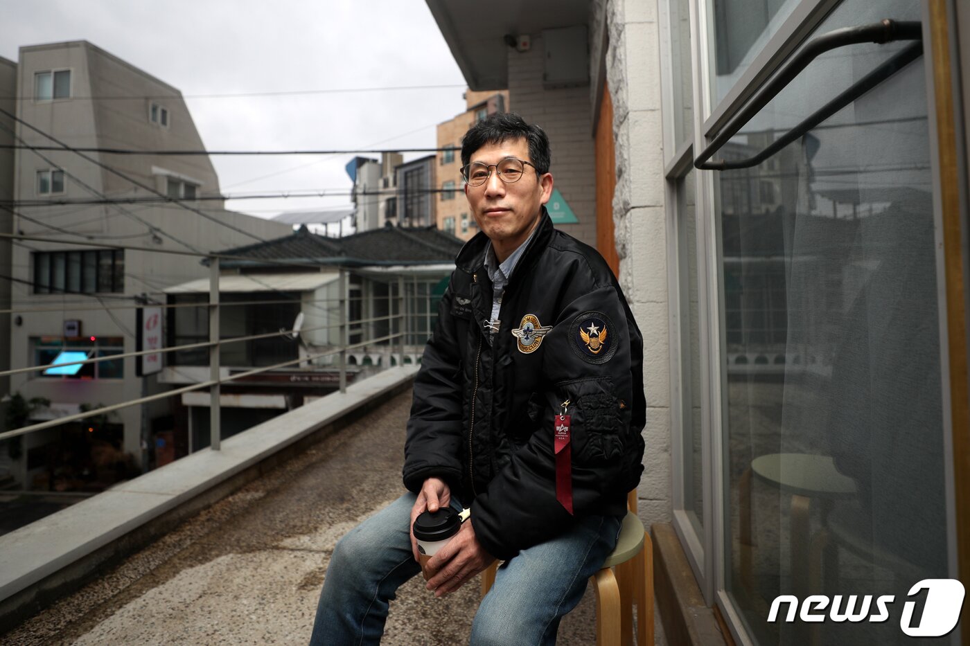 본문 이미지 - 진중권 전 동양대 교수가 19일 오후 뉴스1과 인터뷰 전 포즈를 취하고 있다.  항공점퍼를 입었다.ⓒ News1 황기선 기자