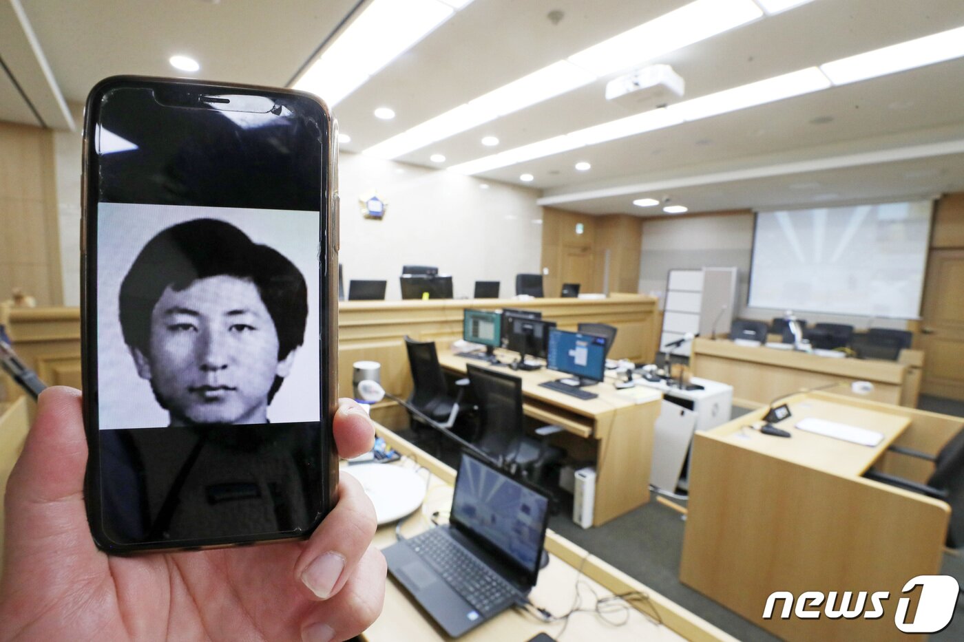 본문 이미지 - 10대부터 70대까지 여성을 강간·살해·유기한 '이춘재 연쇄살인사건'의 피의자 이춘재(56)가 34년 만에 이 사건의 실체적 진실을 밝히기 위해 2일 법정에 증인으로 출석한다. 사진은 이춘재가 출석하는 경기도 수원시 영통구 수원지방법원 501호 법정. 2020.11.2/뉴스1 ⓒ News1 조태형 기자