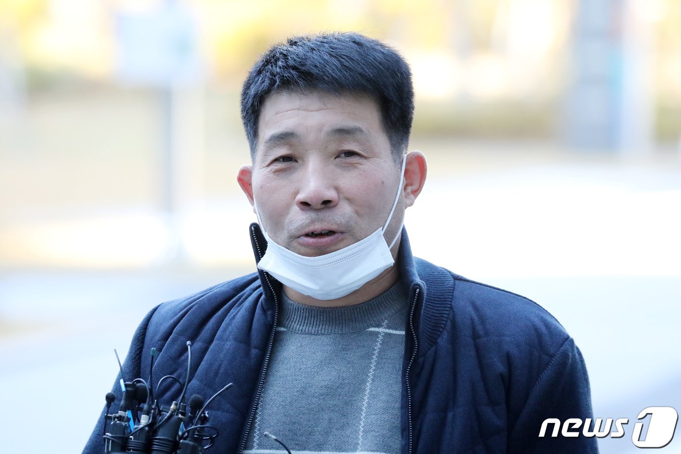 본문 이미지 - 이춘재 연쇄살인 8차 사건 복역 후 출소한 윤성여씨가 2020년 11월 2일 오후 경기도 수원시 영통구 수원지방법원에서 열린 재심 공판에 출석하던 중 입장을 밝히고 있다. 이날 '이춘재 연쇄살인사건'의 피의자 이춘재(56)는 34년 만에 이 사건의 실체적 진실을 밝히기 위해 법정에 증인으로 출석한다. 2020.11.2/뉴스1 ⓒ News1 조태형 기자