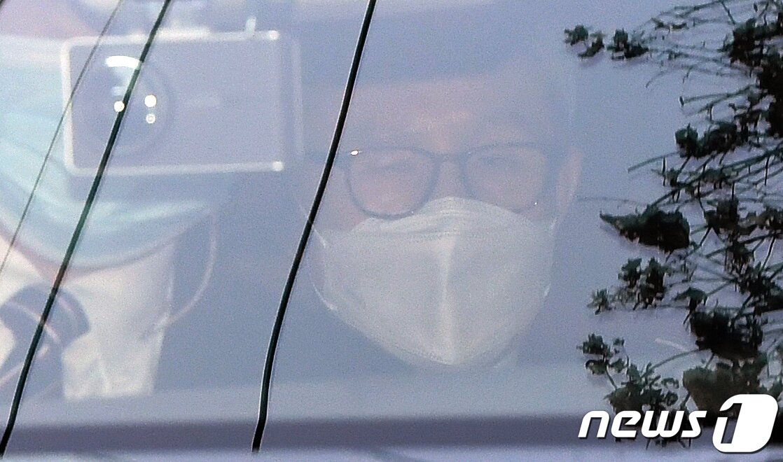 본문 이미지 - 이명박 전 대통령이 2일 오후 서울 강남구 논현동 자택에서 중앙지방검찰청으로 이동하고 있다. 자동차 부품업체 다스(DAS)의 자금 수백억원을 횡령하고 삼성에서 거액의 뇌물을 받은 혐의로 기소돼 징역 17년형이 최종 확정된 이 전 대통령은 이날 동부구치소에 재수감될 예정이다. 2020.11.2/뉴스1 ⓒ News1 안은나 기자