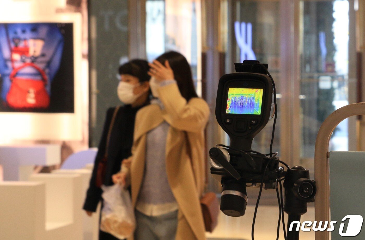 본문 이미지 - 서울 중구 롯데백화점 본점에서 마스크를 착용한 시민들이 열화상카메라를 통과하고 있다. /자료사진 ⓒ News1 김유승 기자