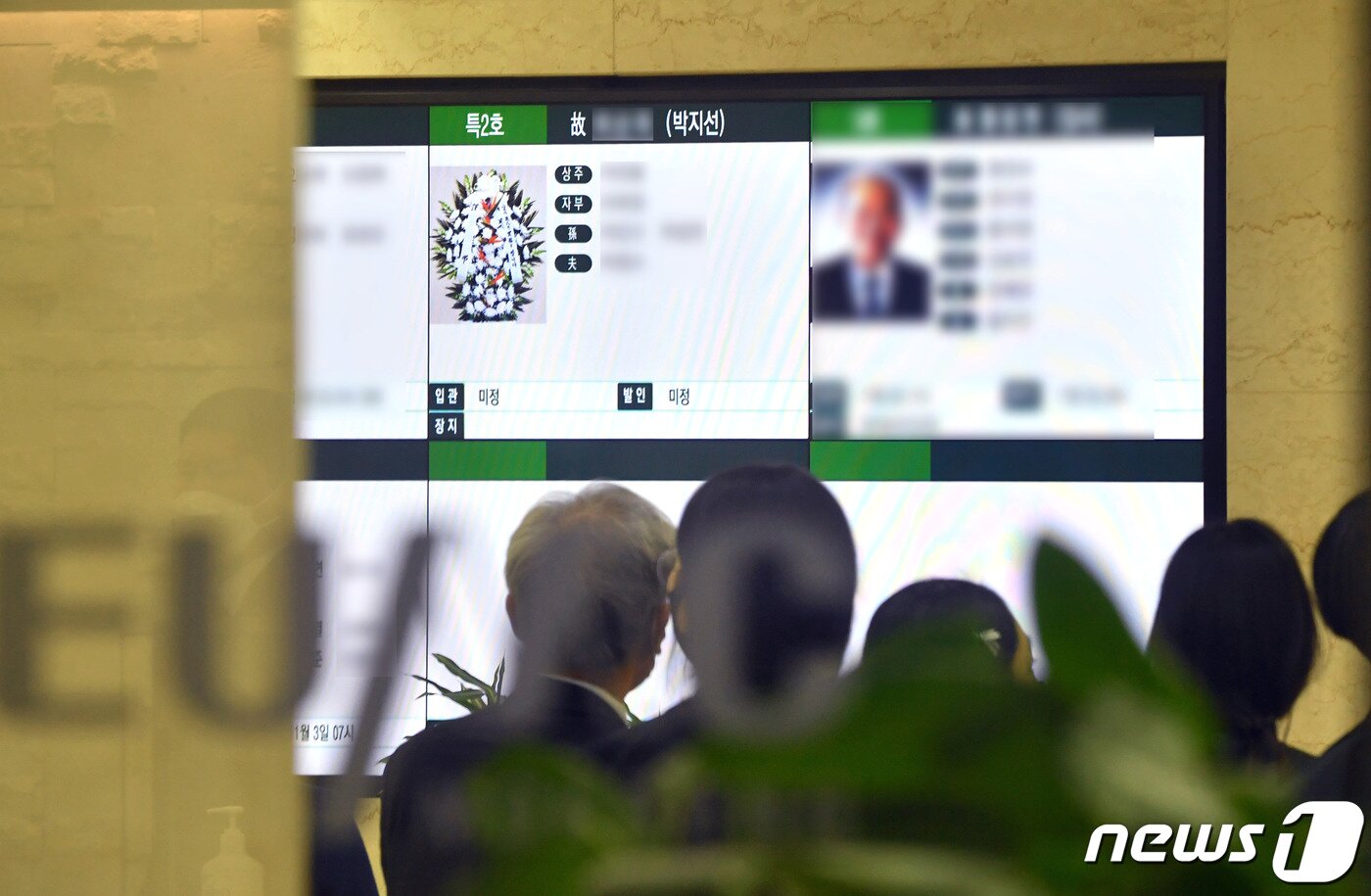 본문 이미지 - 개그우먼 박지선(36)이 2일 모친과 자택서 숨진 채 발견돼 경찰이 수사 중인 가운데 장례식장이 이대목동병원에 마련됐다. / 뉴스1 ⓒ News1 사진공동취재단