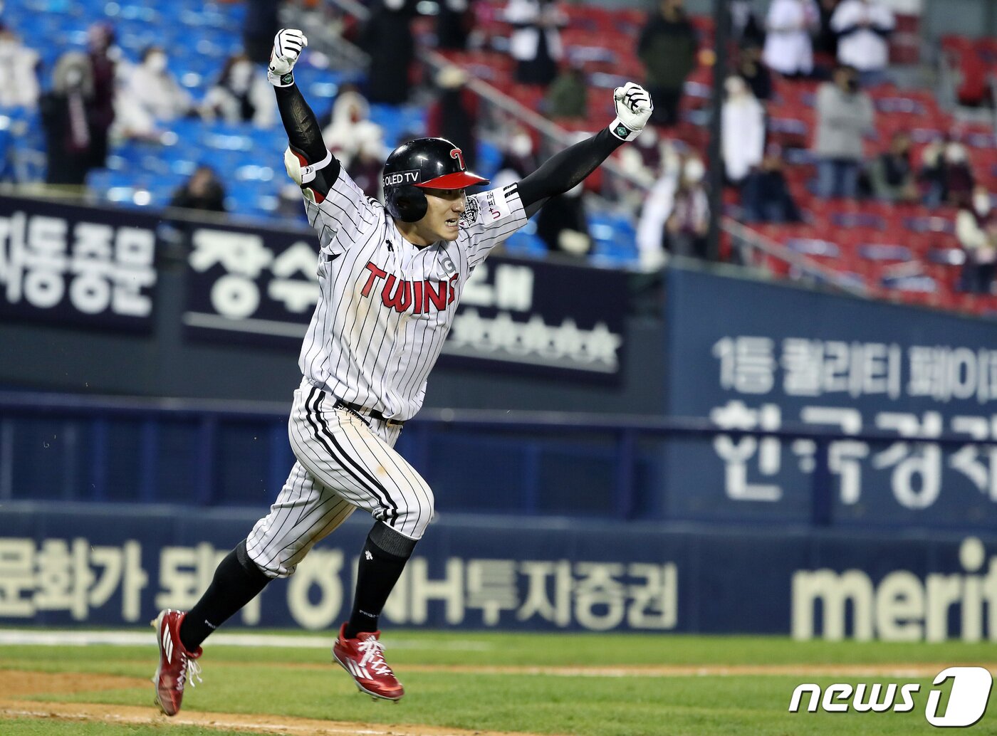 본문 이미지 - 2일 오후 서울 송파구 잠실야구장에서 열린 프로야구 '2020 신한은행 SOL KBO 포스트시즌‘ 와일드카드 결정전 1차전 키움히어로즈와 LG트윈스의 경기 연장 13회말 2사 만루 상황 LG 신민재가 끝내기 적시타를 때려낸 뒤 환호하고 있다. 2020.11.2/뉴스1 ⓒ News1 이동해 기자