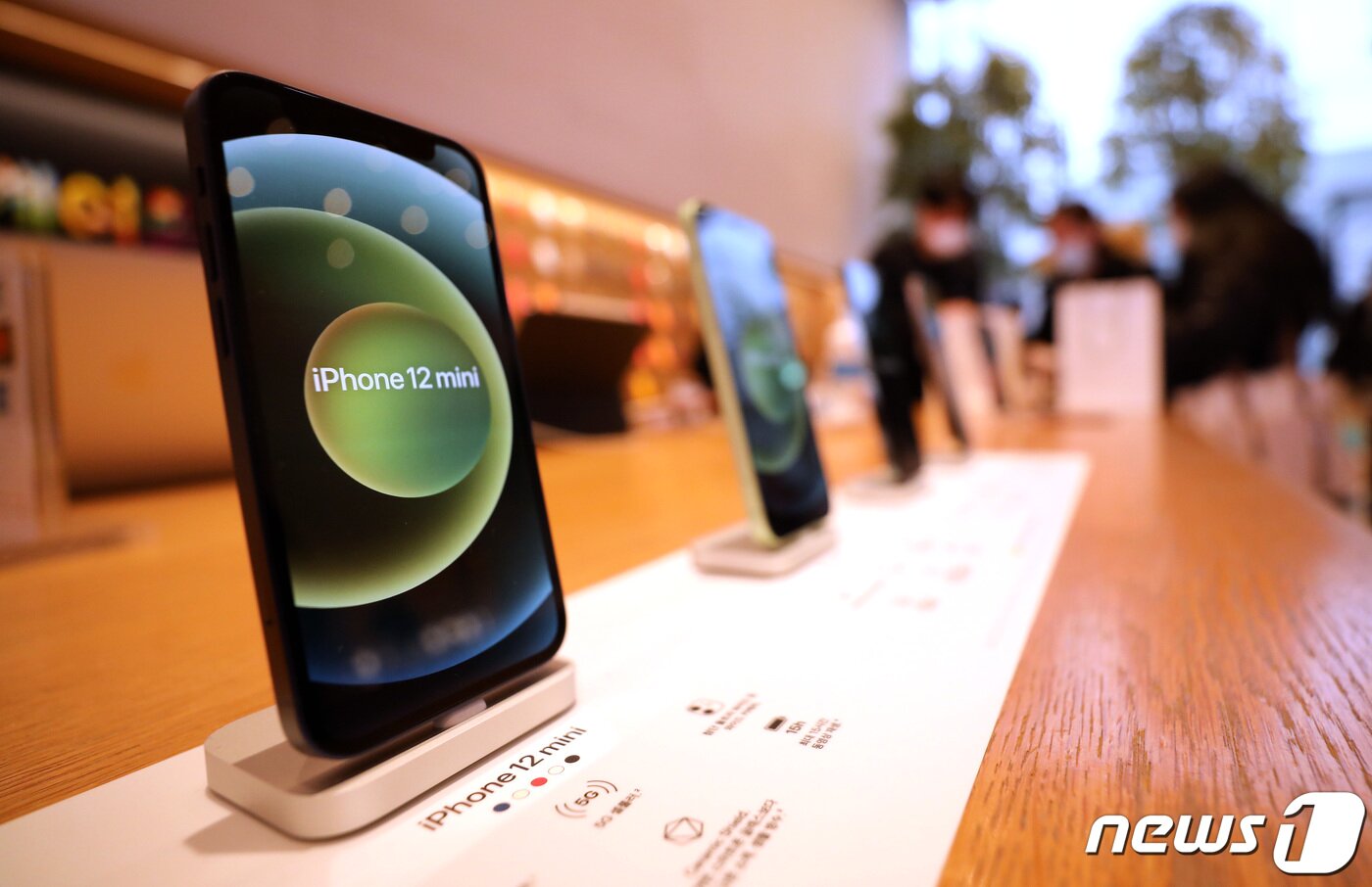 본문 이미지 - 애플의 아이폰12 프로맥스와 아이폰12 미니가 공식 출시한 20일 오전 서울 강남구 가로수길 애플스토어에 아이폰12 미니가 진열되어 있다.2020.11.20/뉴스1 ⓒ News1 박지혜 기자