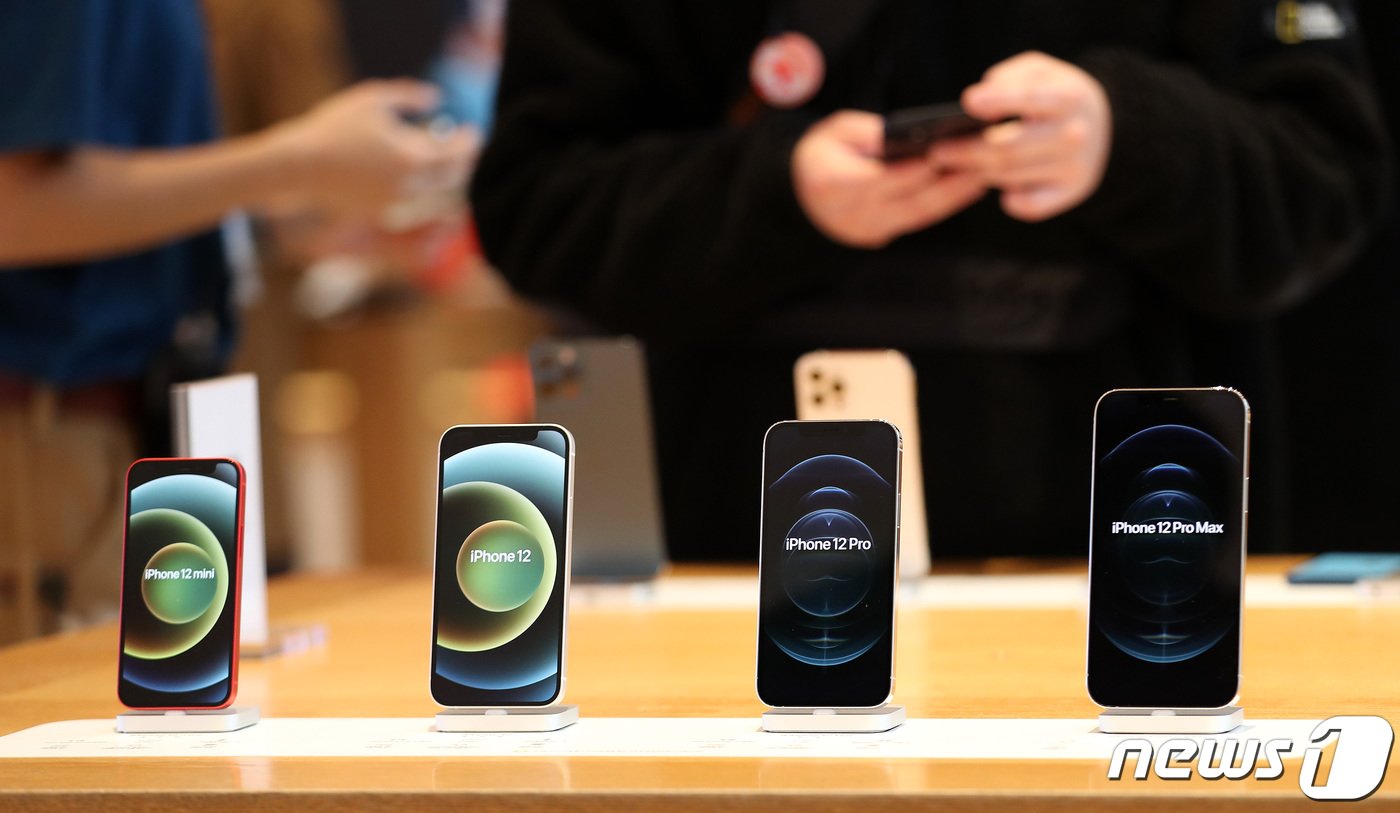 애플의 첫 5G 스마트폰인 아이폰12. 왼쪽부터 아이폰12 미니, 아이폰12, 아이폰12 프로, 아이폰12 프로 맥스다. ⓒ News1 박지혜 기자
