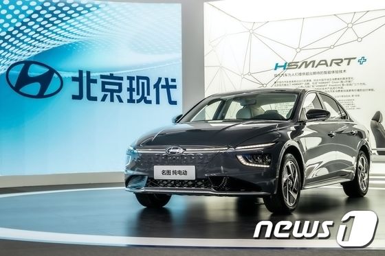 지난 2020년 11월20일 중국 광저우 수출입상품교역회전시관에서 개막한 ‘2020 광저우 국제 모터쇼’에 현대자동차 중국 현지 전략 중형 세단 밍투의 전기차 모델 밍투 일렉트릭이 전시돼 있다. (현대차 제공) 2020.11.20/뉴스1